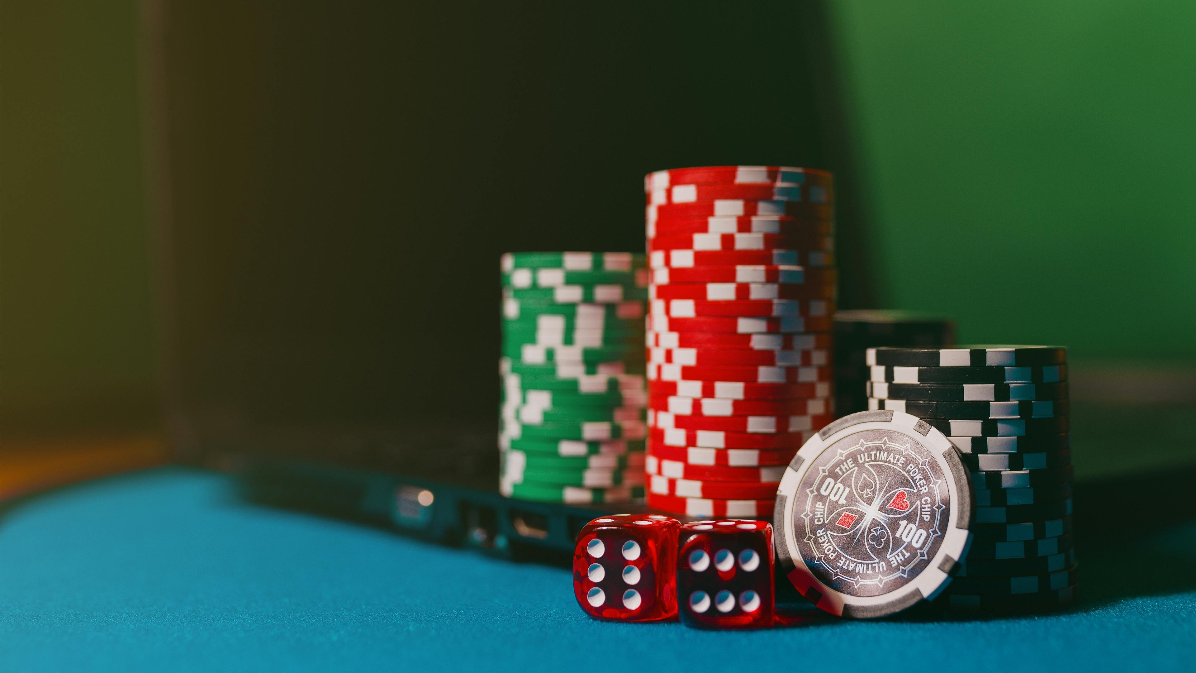 Pemain menggunakan perangkat mobile untuk login dan memasang taruhan live casino